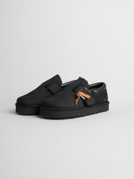 P013 scarpa con cinturino uomo bare Panchic in camoscio cerato foderata in montone nero