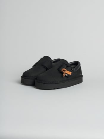 P013 scarpa con cinturino donna aura Panchic in camoscio cerato foderata in montone nero