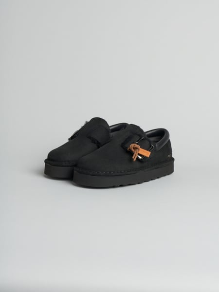 P013 scarpa con cinturino donna aura Panchic in camoscio cerato foderata in montone nero