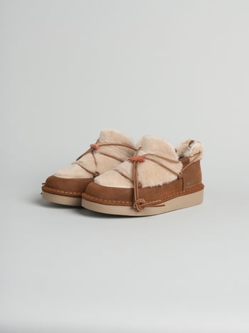 P021 stivaletto mini donna cozy Panchic in camoscio cerato e montone foderato in montone cognac